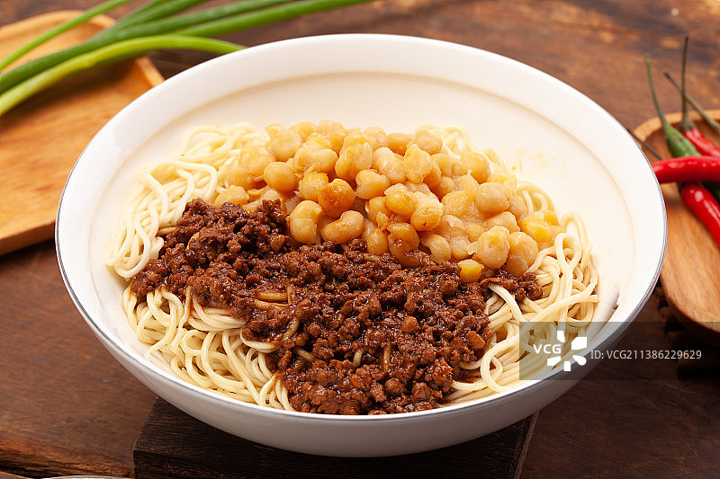 豌豆杂酱面图片素材