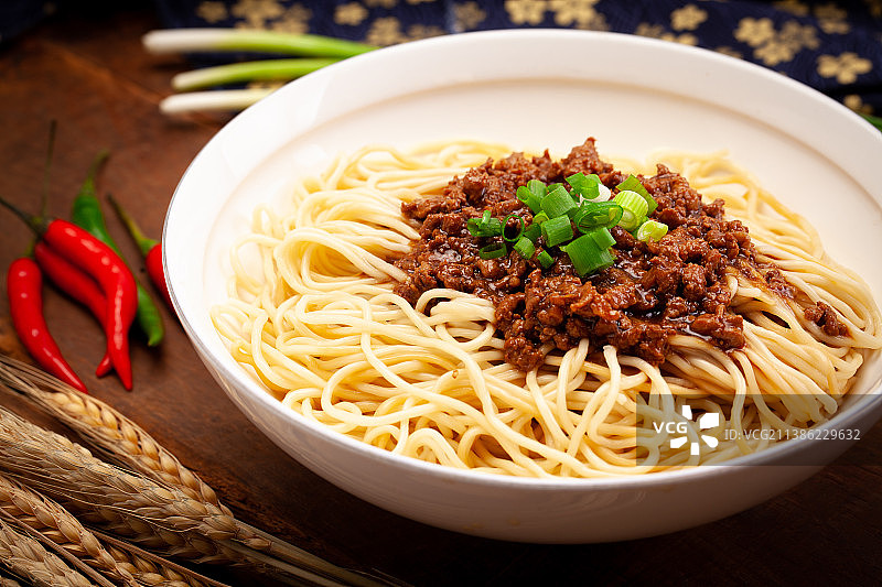 一碗杂酱面图片素材