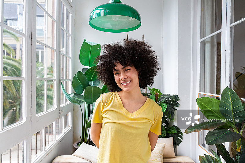 在家庭办公室的微笑年轻女子肖像图片素材