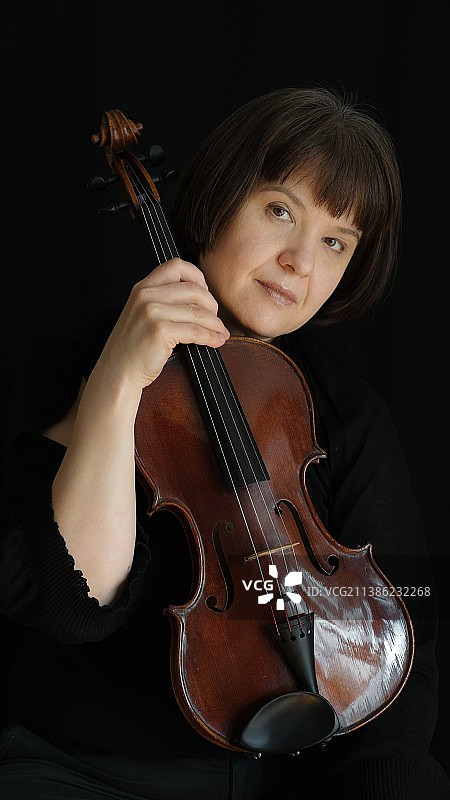演奏小提琴的女人的脸和手，德国勒沃库森图片素材