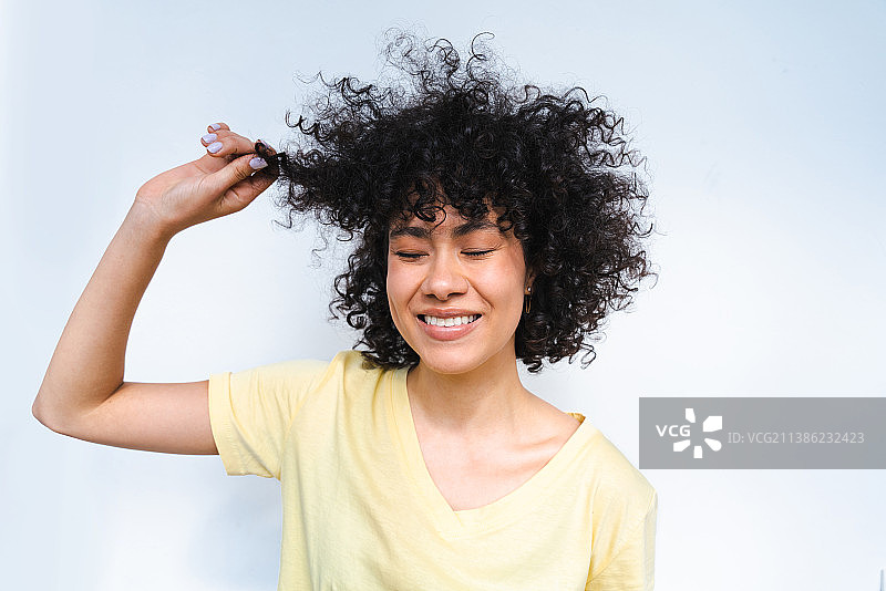 卷发微笑少女肖像图片素材