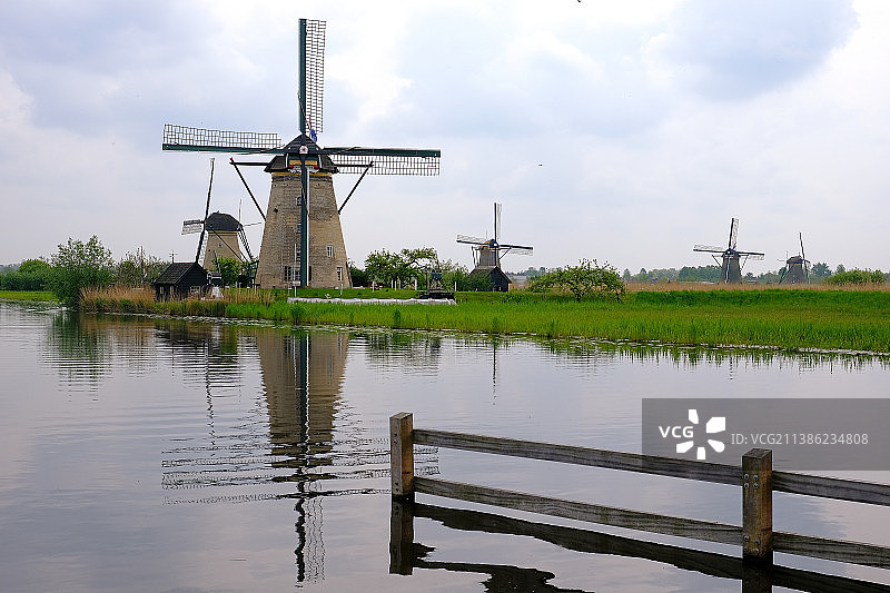 荷兰小孩堤防的传统风车风光图片素材