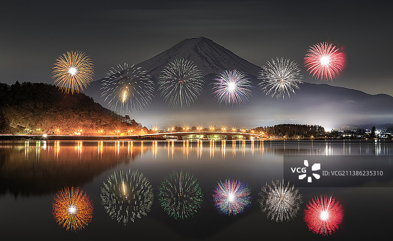 日本河口湖富士山烟花大会夜景节日庆祝图片素材
