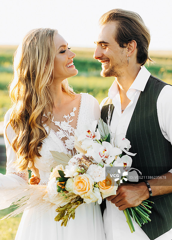 幸福的新娘和新郎，手捧花束（乌克兰）图片素材