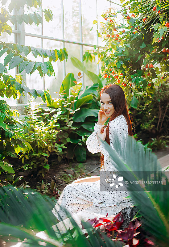 乌克兰的红色长发女子图片素材