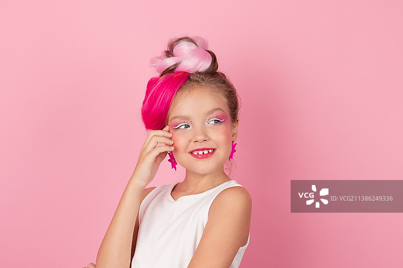 发型和妆容粉嫩的可爱小女孩图片素材