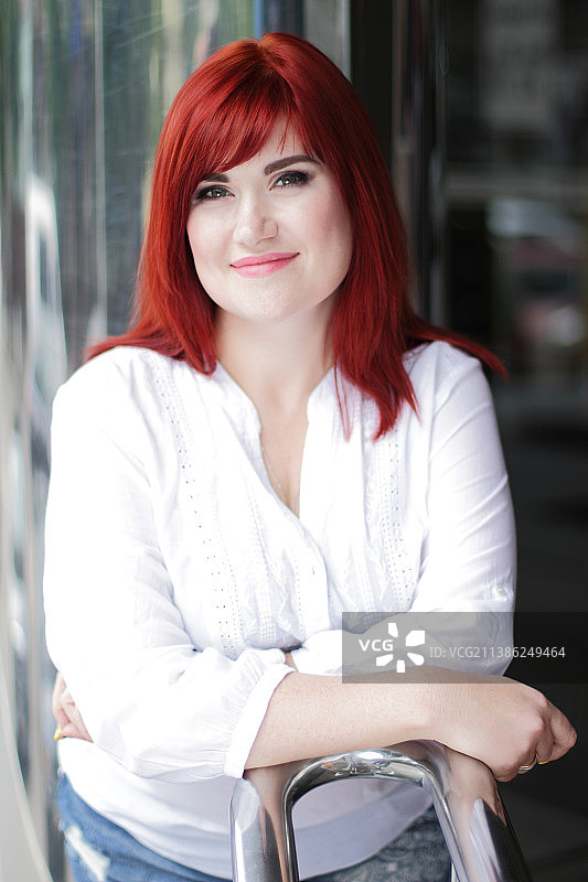 红发女子都市人像，身穿白衬衫图片素材