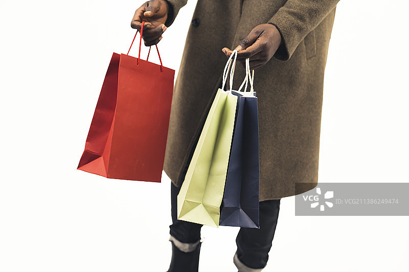 彩色购物袋与黑皮肤男人（白色背景特写）图片素材