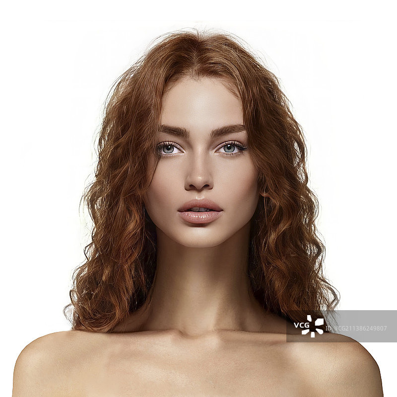 一位在工作室里的年轻漂亮的时尚女性的肖像图片素材