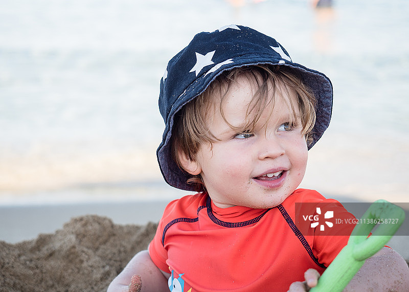 可爱的男婴在塞浦路斯海滩玩沙子图片素材