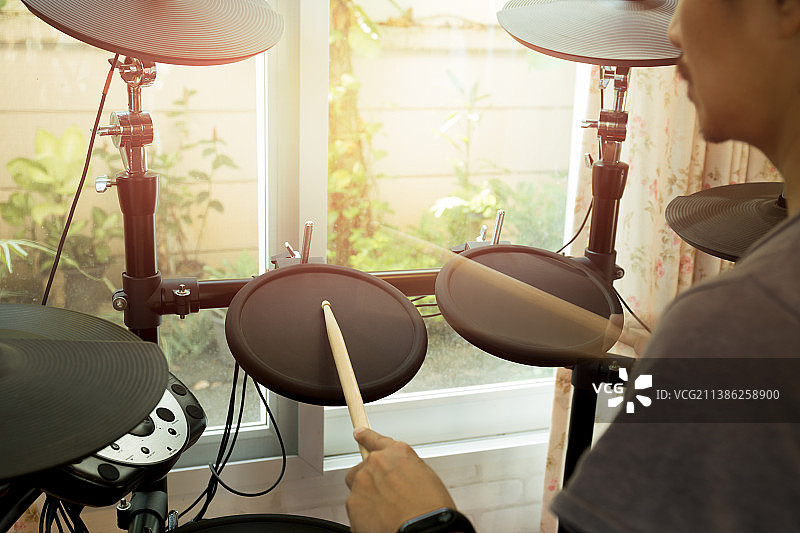 男人排练演奏电子鼓，在泰国图片素材