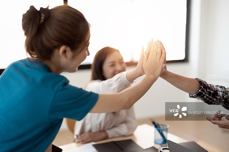 现代办公室里的多种族年轻创意人士图片素材