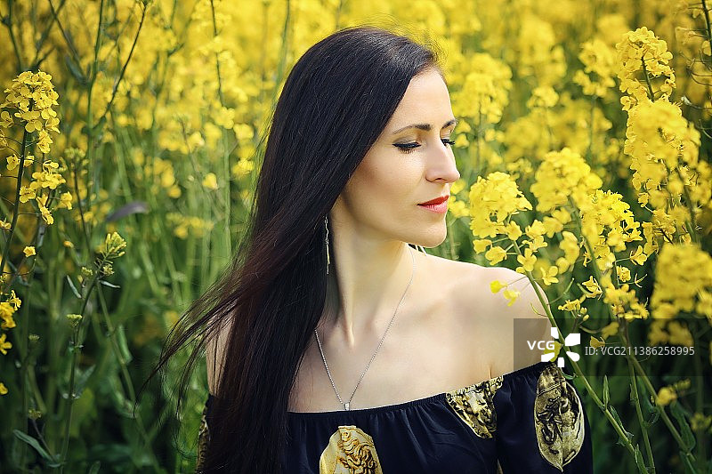 站在克雷廷加鲜花丛中的年轻女子，立陶宛图片素材