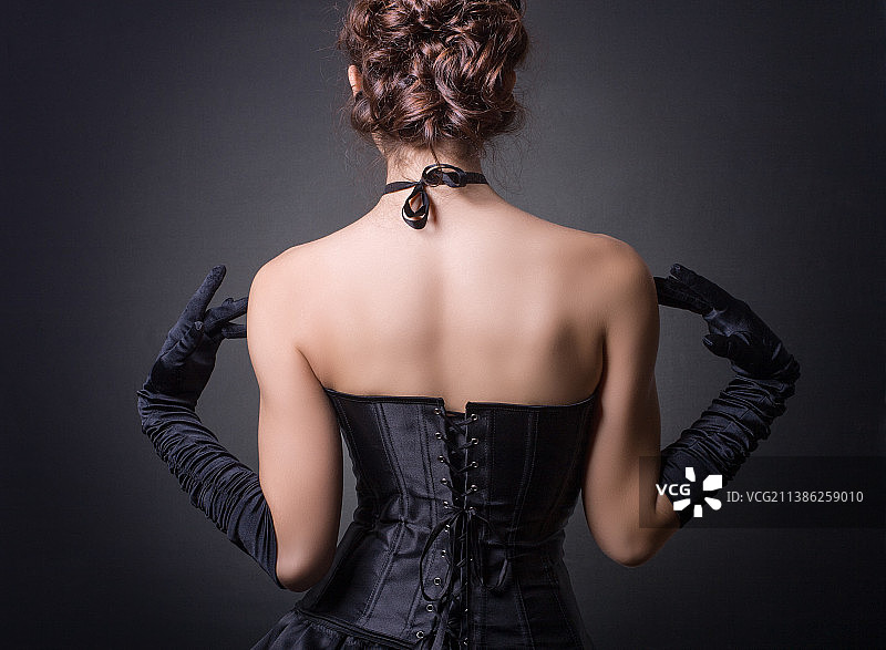 身穿皮质胸衣的女子背影图片素材
