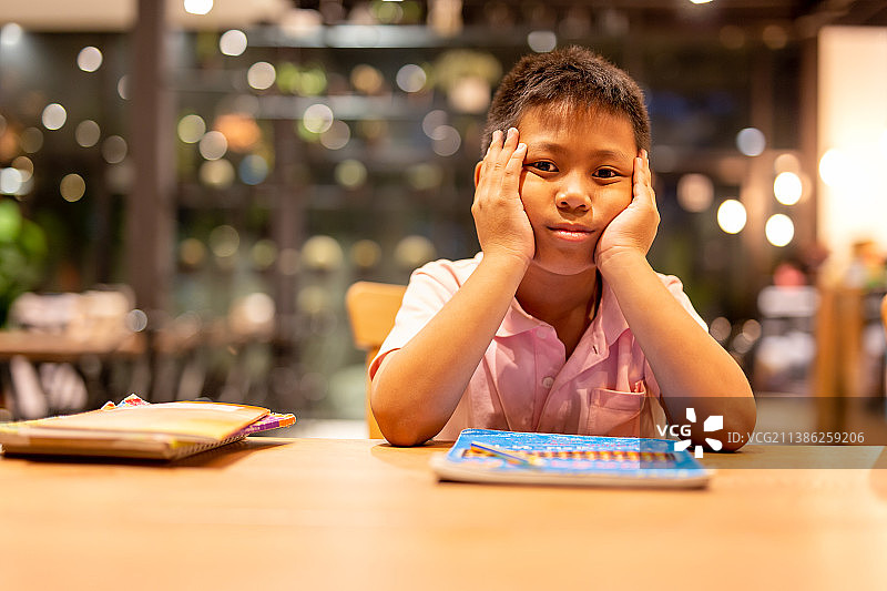 正在做家庭作业的亚洲学童，泰国图片素材