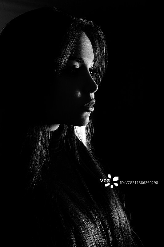 德国慕尼黑年轻女人黑色背景特写图片素材