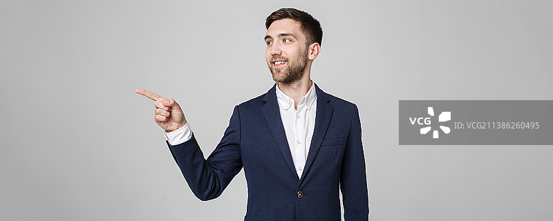 商务概念：自信微笑的英俊商务男士肖像图片素材