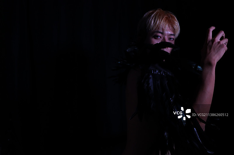 黑色背景中站立的恐怖女人图片素材