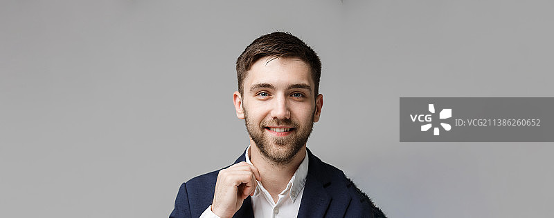 商业概念：英俊快乐的商务男士肖像图片素材