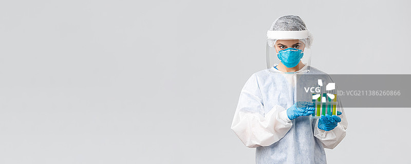 身穿手术服和口罩的女医生，白色背景图片素材