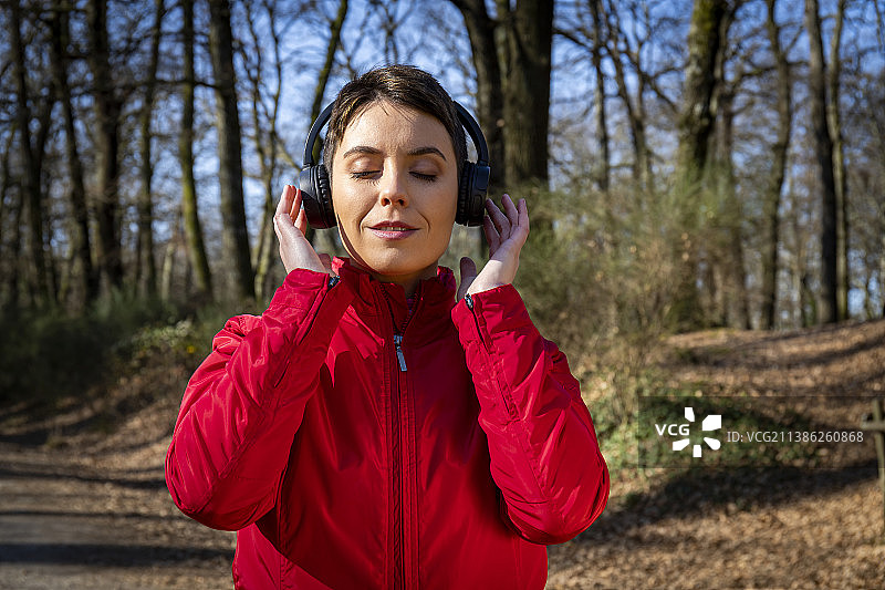 年轻女子在森林里训练图片素材