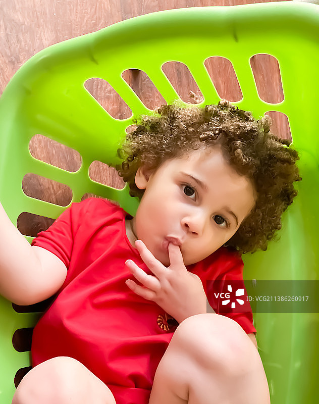 佐治亚州马里埃塔，坐在椅子上的可爱男孩高角度肖像图片素材