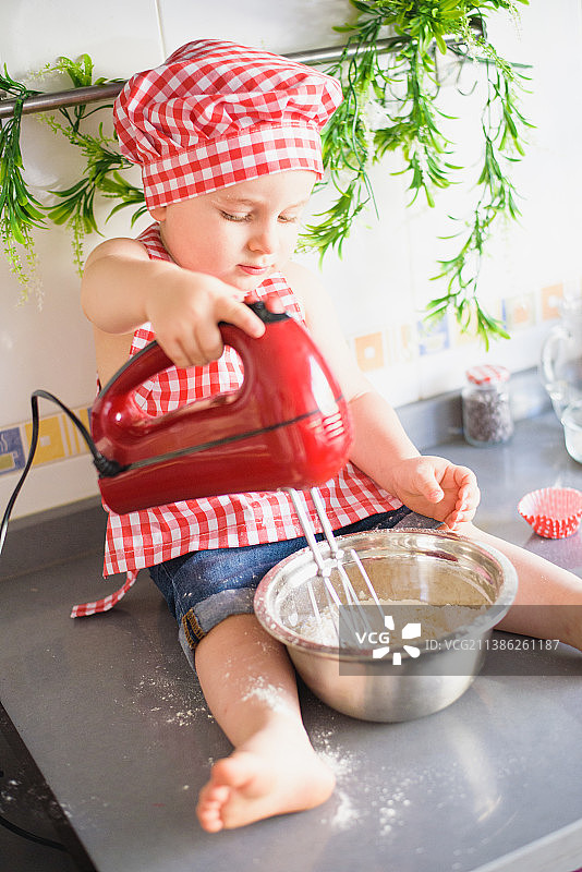 戴厨师帽的婴儿肖像图片素材