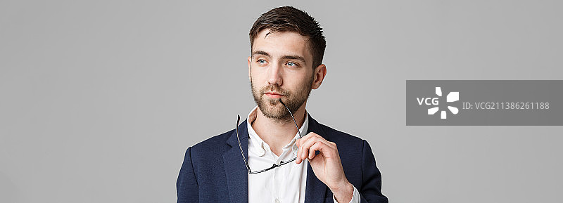 商业概念——英俊商务男士西装肖像图片素材