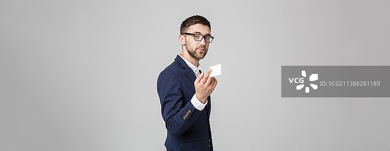 商业概念：英俊的商务男士展示名片图片素材