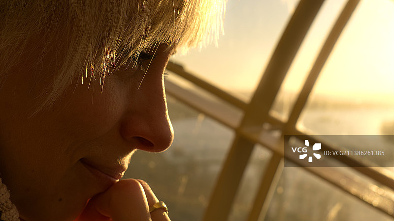 匈牙利埃斯泰尔戈姆，女人在窗户边图片素材