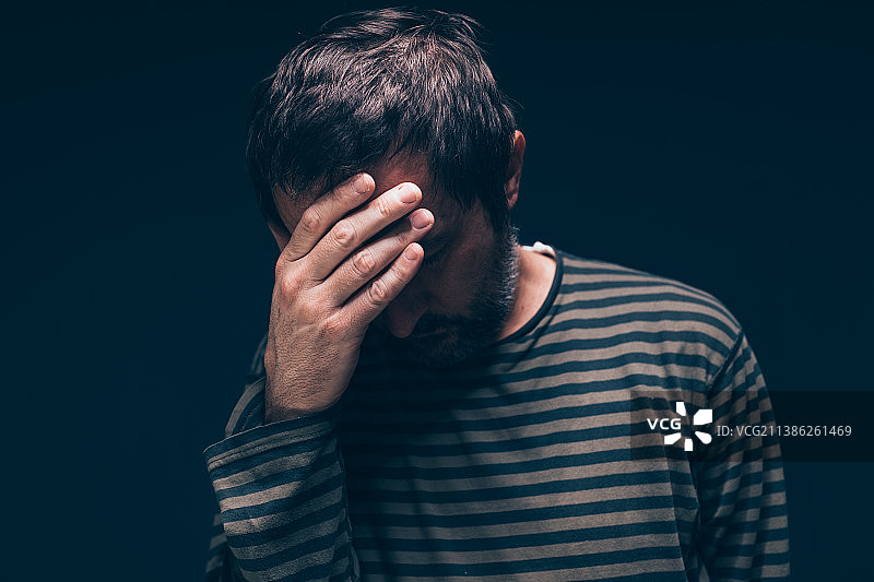 犯错后感到内疚的男人，塞尔维亚图片素材