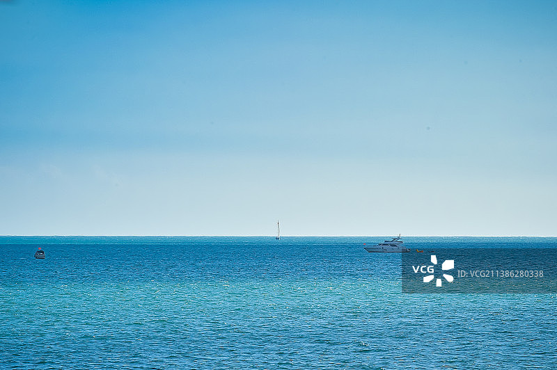 清澈蔚蓝的大海图片素材