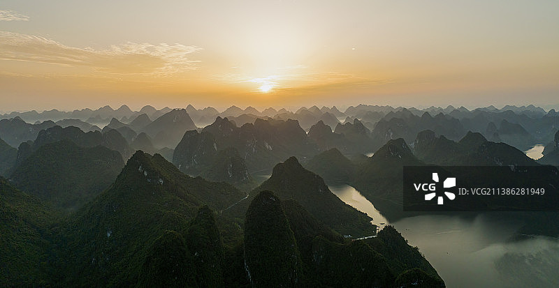 广西上林大龙湖-群山朝霞图片素材