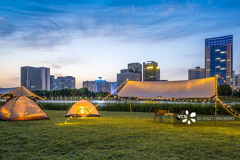 城市公园夜晚户外露营图片素材
