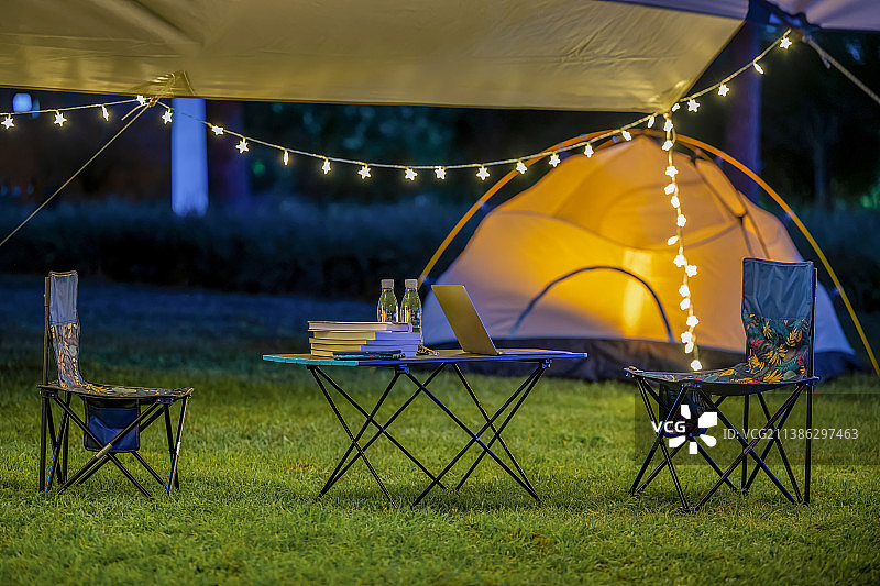 夜晚户外帐篷露营场景图片素材