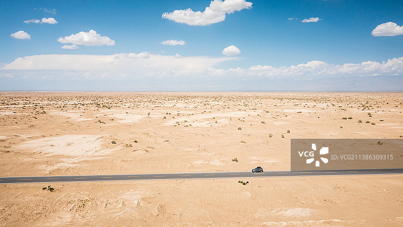 新疆库东公路库尔勒至库车段交通运输风光图片素材