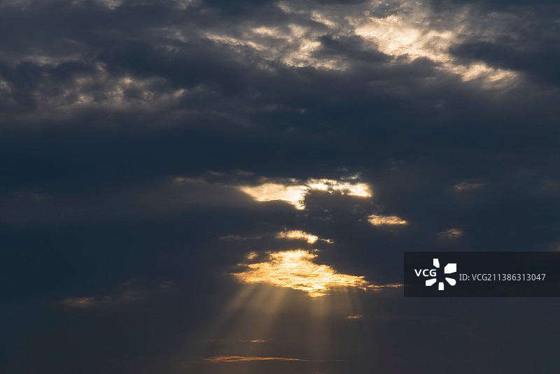 天空素材丁达尔光线图片素材