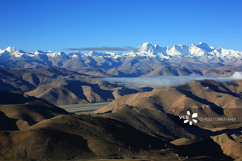 群山哈达献珠峰图片素材