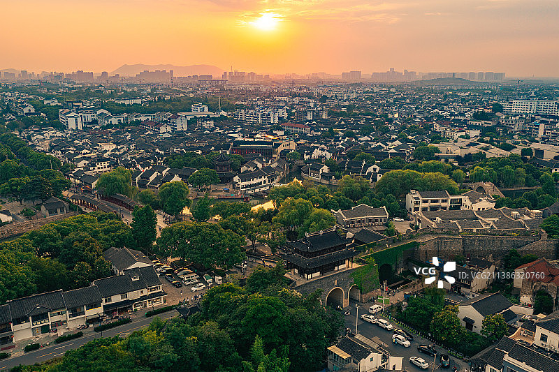 苏州市古城区山塘街景区及阊门遗址附近傍晚景色图片素材
