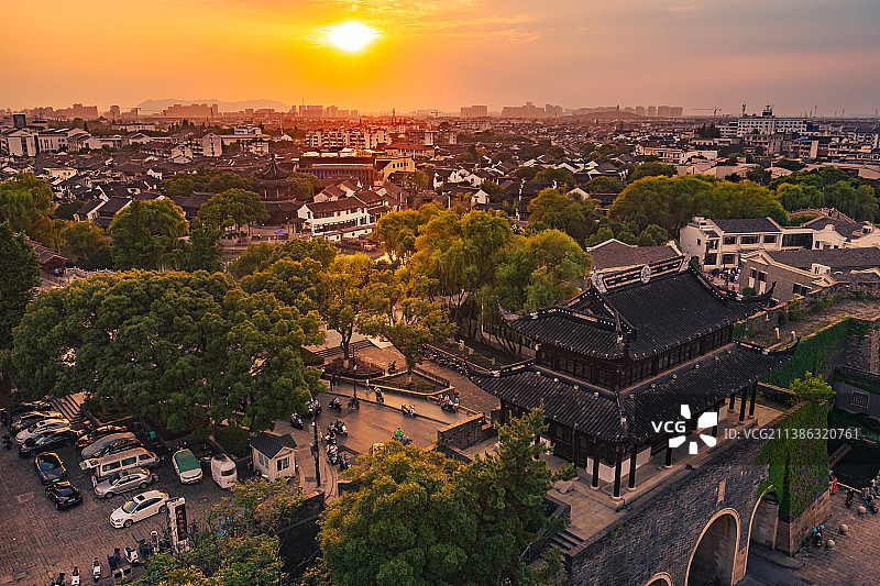 苏州市古城区山塘街景区及阊门遗址附近傍晚景色图片素材