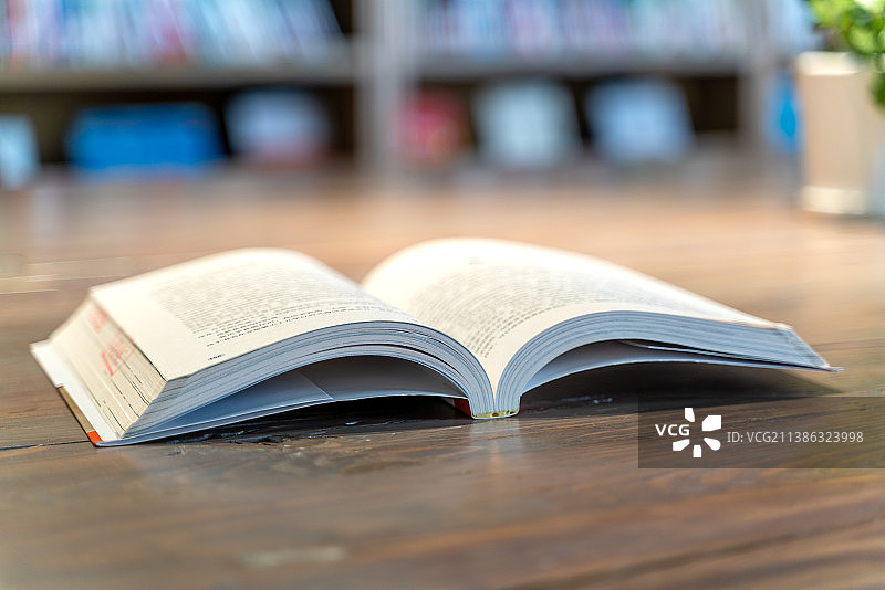 一本打开的书图片素材