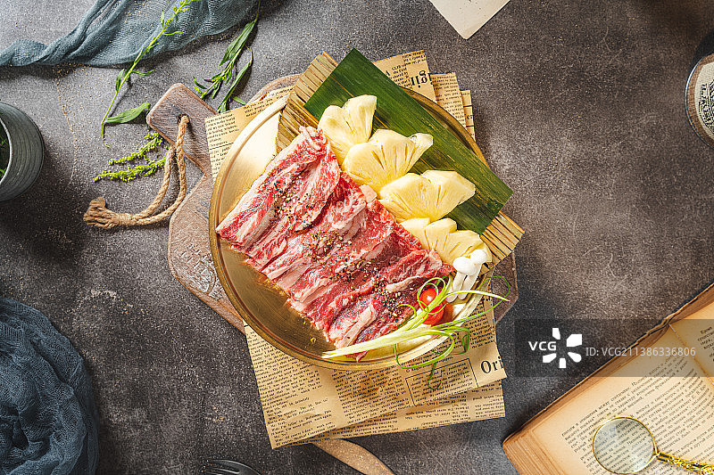 韩式烤肉 烤肉 配菜 素菜 荤菜 西餐 蘸酱 复古风 乡村风 田园风 烤肉 烧烤配菜 烤肉原料图片素材