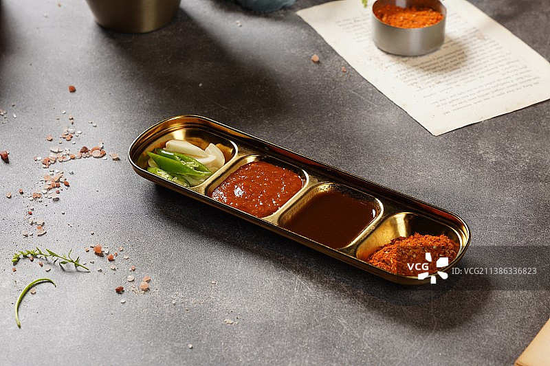 韩式烤肉 烤肉 配菜 素菜 荤菜 西餐 蘸酱 复古风 乡村风 田园风图片素材