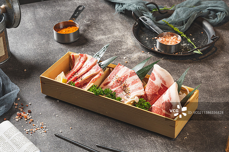 韩式烤肉 烤肉 配菜 素菜 荤菜 西餐 蘸酱 复古风 乡村风 田园风 烧烤套餐 红肉图片素材