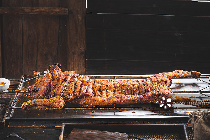 烤全羊 烤乳猪 烤全鸡 烤羊腿 羊肉汤 烤小黄鱼 烤五花肉 烤鸡中翅 烤串 烤肉 复古风 田园风图片素材