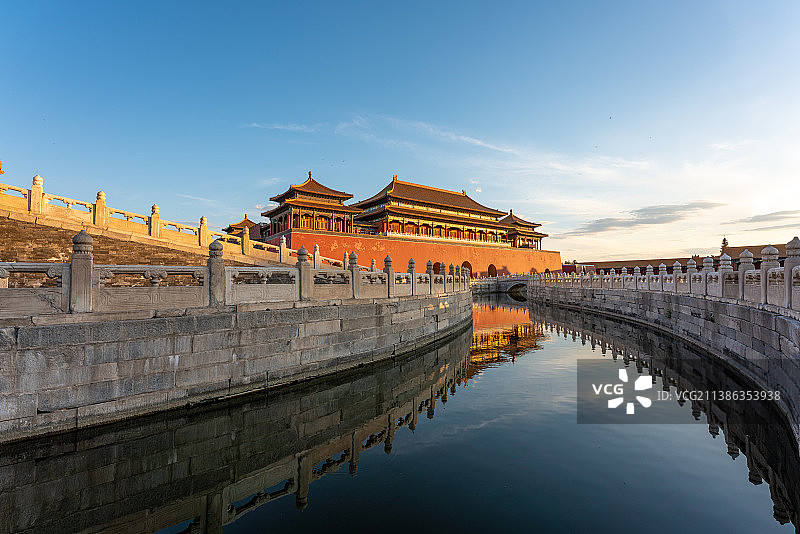 傍晚蓝天下的故宫午门城楼和金水河倒影图片素材