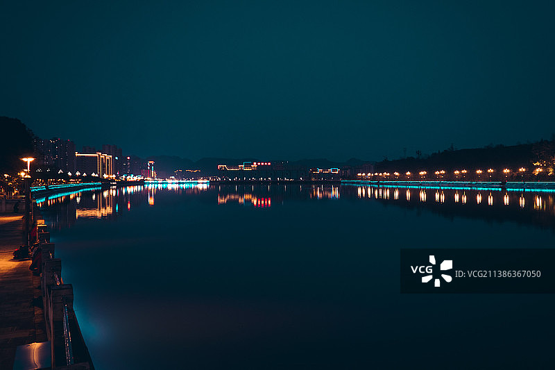 小城市的夜晚图片素材