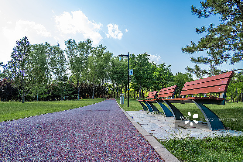 公园里的健身跑道骑行健身步道图片素材