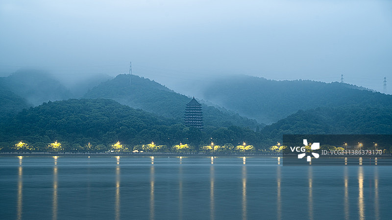 雾中钱塘江六和塔以及钱塘江大桥图片素材