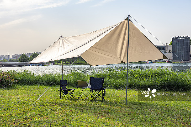 城市户外草坪上帐篷露营自然风光图片素材